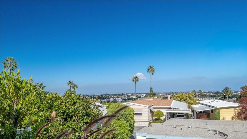 Wake up to stunning panoramic city views and unwind to ocean - photo 36