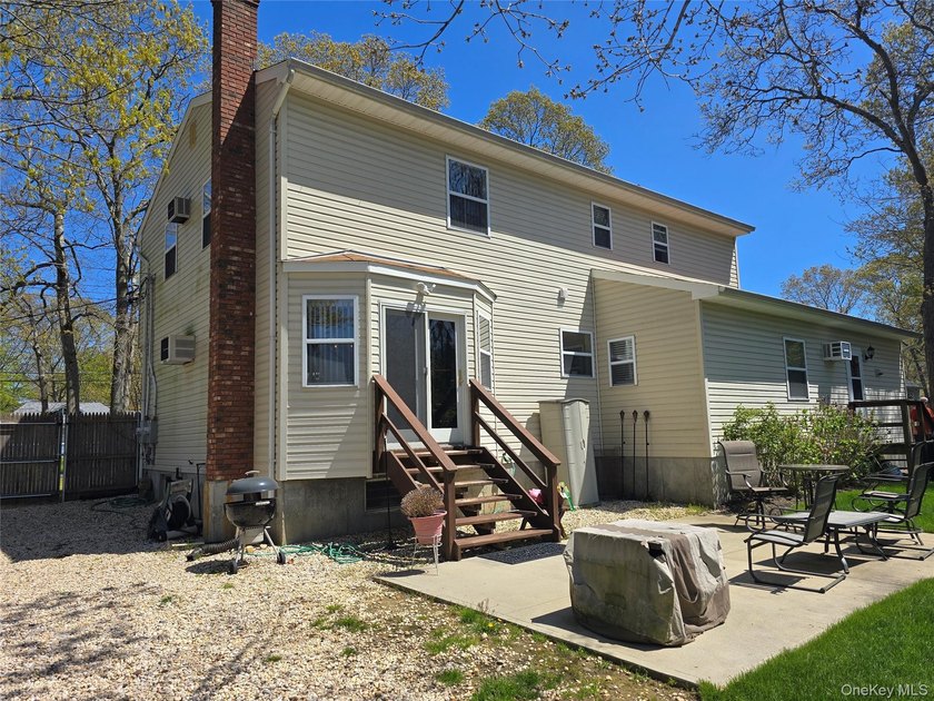 This huge colonial offers 2841 sf living space! Boasting 4 - photo 6