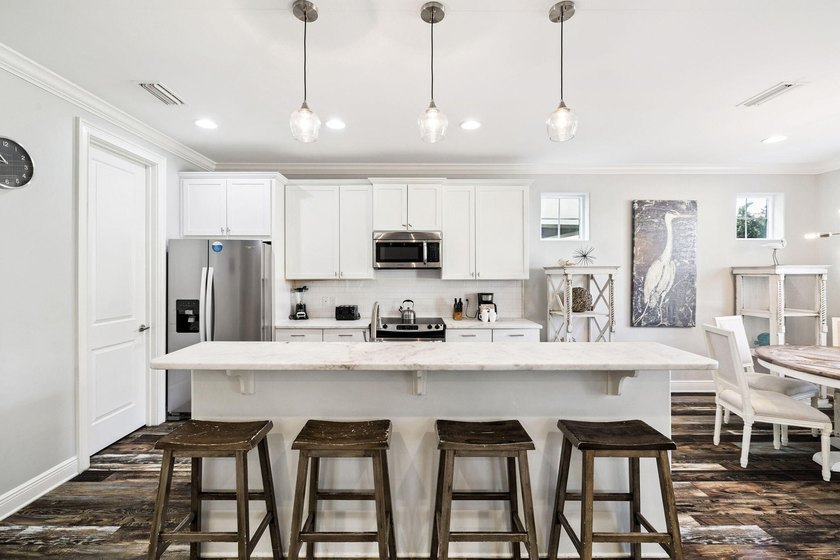 Welcome to this beautifully appointed 4-bedroom, 4-bathroom - photo 6