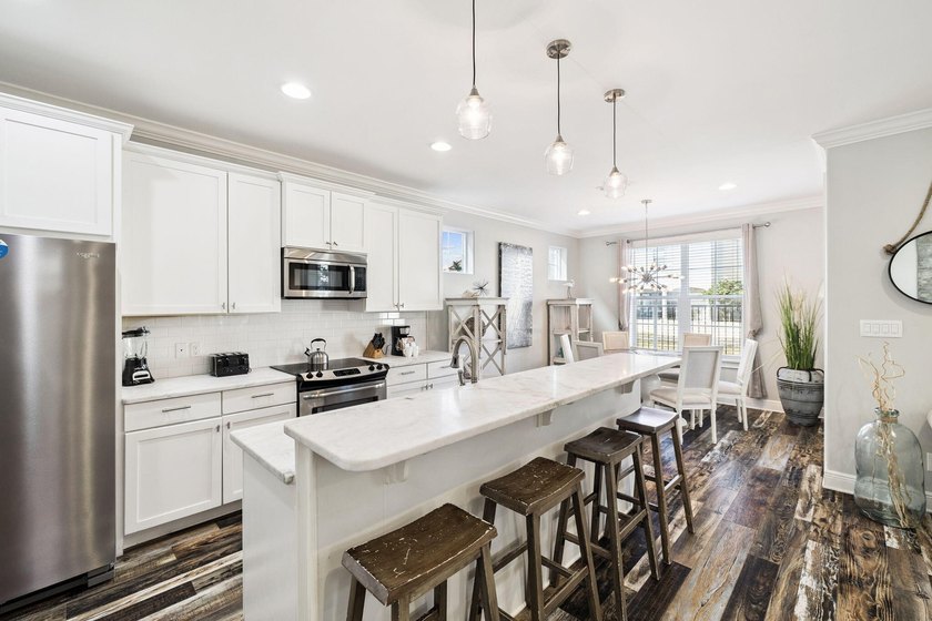 Welcome to this beautifully appointed 4-bedroom, 4-bathroom - photo 7