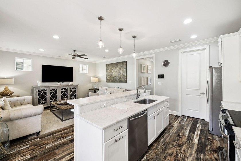 Welcome to this beautifully appointed 4-bedroom, 4-bathroom - photo 8