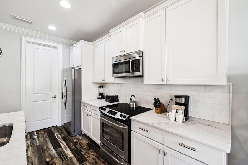 Welcome to this beautifully appointed 4-bedroom, 4-bathroom - photo 9