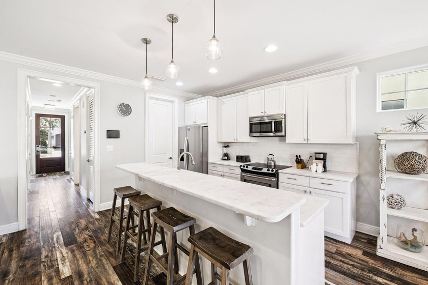 Welcome to this beautifully appointed 4-bedroom, 4-bathroom - photo 10