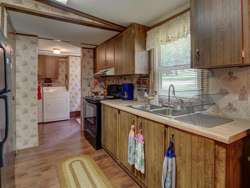 Welcome to lake life at Rough River Lake! This fully furnished - photo 5