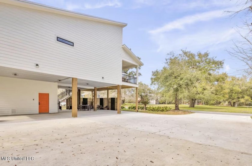 ''THE TREEHOUSE'' - A Luxurious Mid-Century, MODERN designed - photo 27