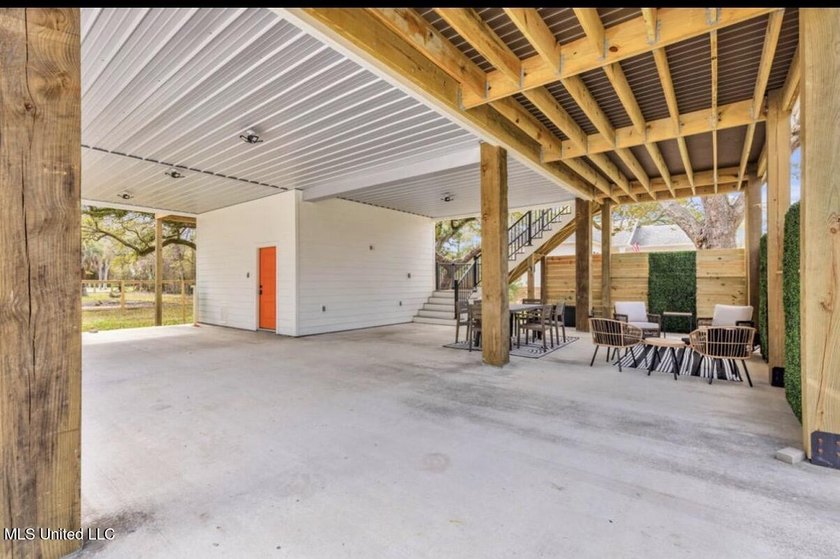 ''THE TREEHOUSE'' - A Luxurious Mid-Century, MODERN designed - photo 29