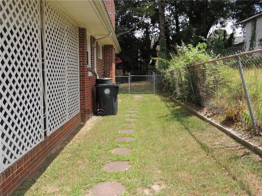 LOCATION LOCATION LOCATION! Incredible Convenience to Hot Green - photo 4