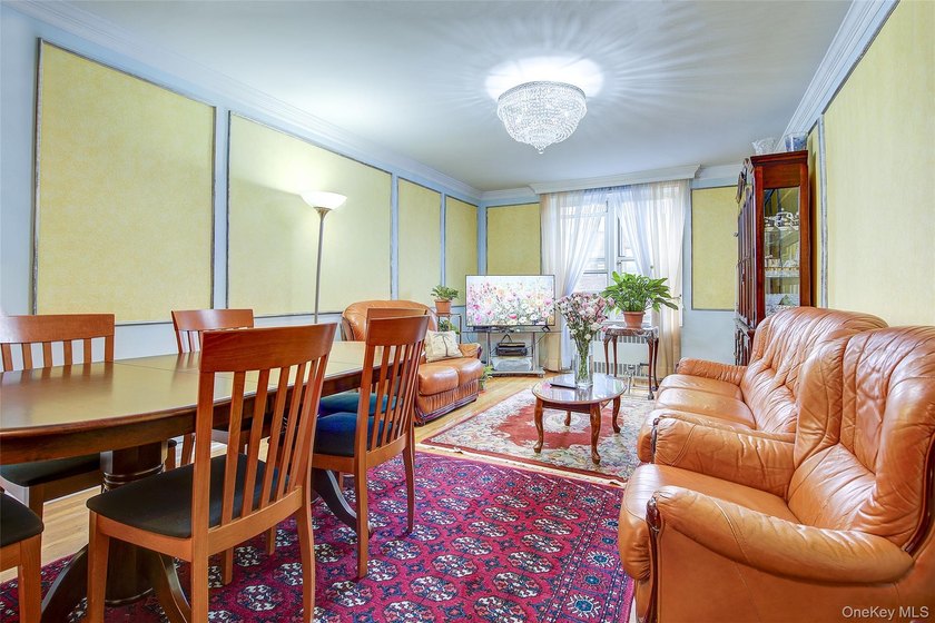 Large 2 bedroom/Jr.4 in move in condition-lots of windows-bright - photo 4
