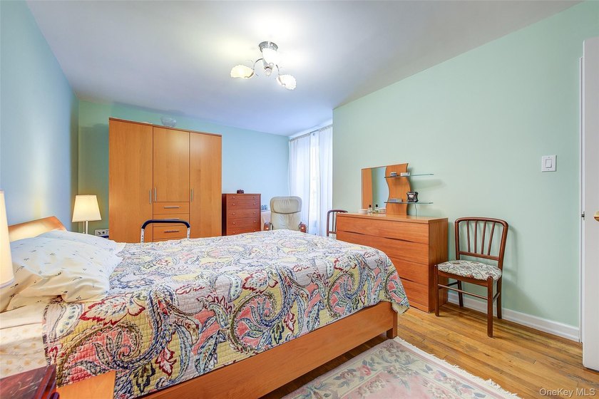 Large 2 bedroom/Jr.4 in move in condition-lots of windows-bright - photo 6