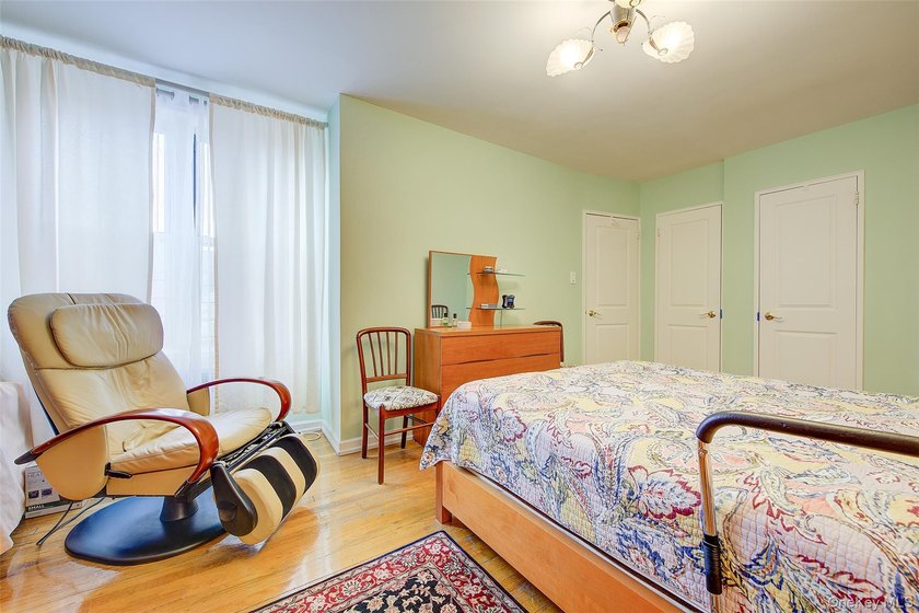 Large 2 bedroom/Jr.4 in move in condition-lots of windows-bright - photo 7