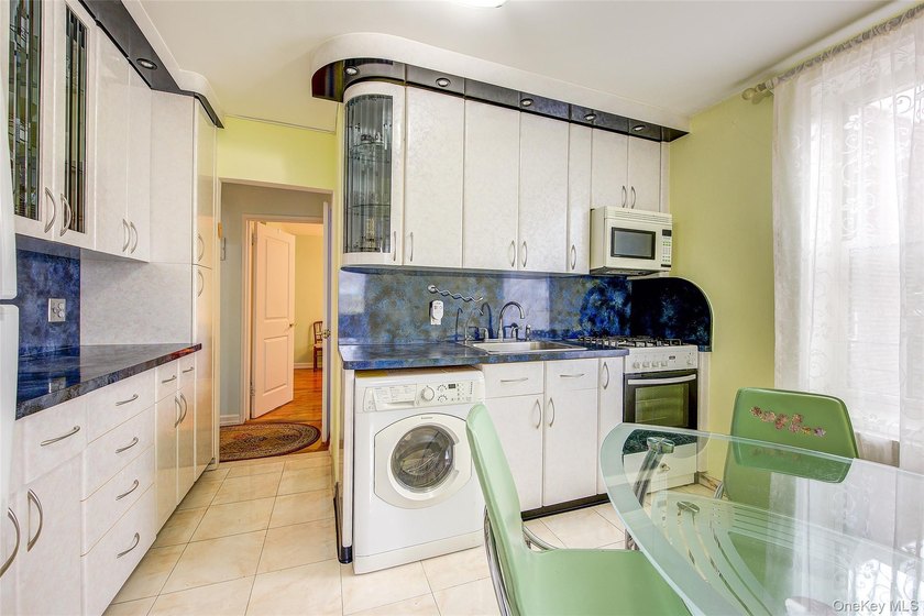 Large 2 bedroom/Jr.4 in move in condition-lots of windows-bright - photo 9