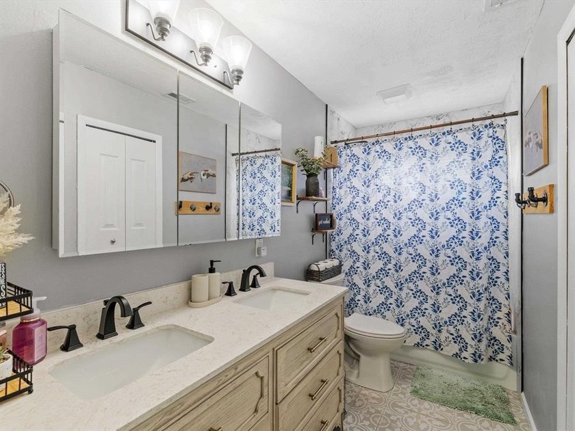 Welcome to this well-maintained 3-bedroom, 1-bath home situated - photo 7