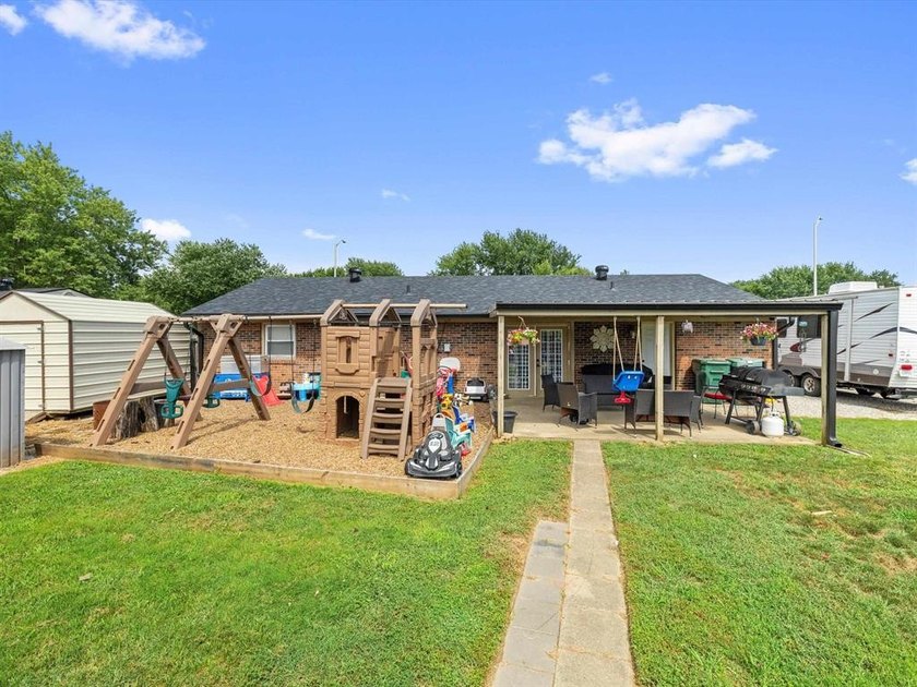 Welcome to this well-maintained 3-bedroom, 1-bath home situated - photo 8