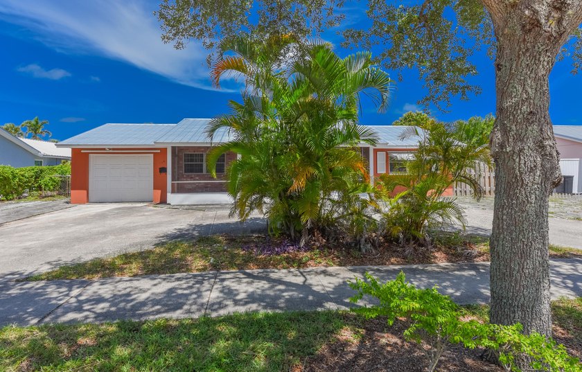 The perfect Handy-man special with a 10,000 sqft lot. Amazing - photo 13