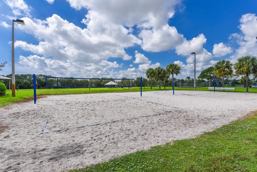 The perfect Handy-man special with a 10,000 sqft lot. Amazing - photo 17