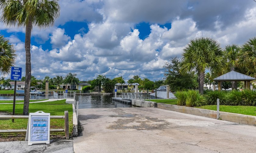 The perfect Handy-man special with a 10,000 sqft lot. Amazing - photo 18