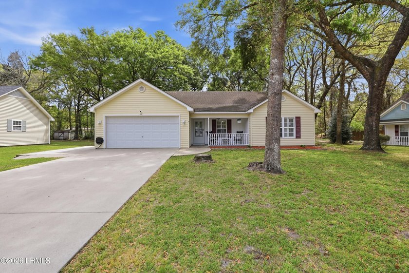 Welcome to 9 Wellena Court! Tucked away on a quiet cul-de-sac - photo 2