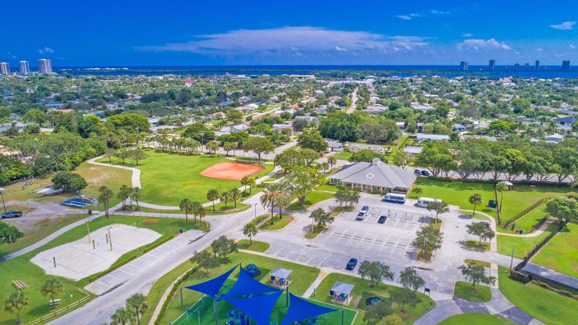 The perfect Handy-man special with a 10,000 sqft lot. Amazing - photo 22