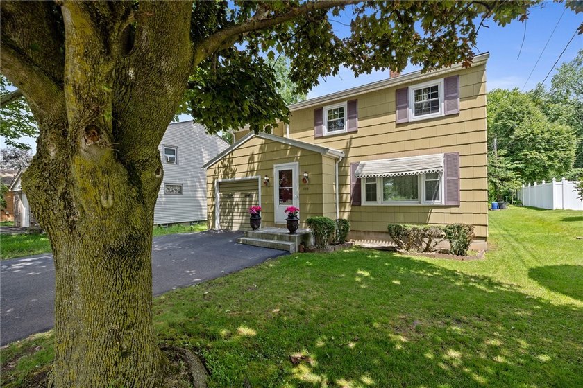 Great location in the heart of Brighton with highly sought-after - photo 3
