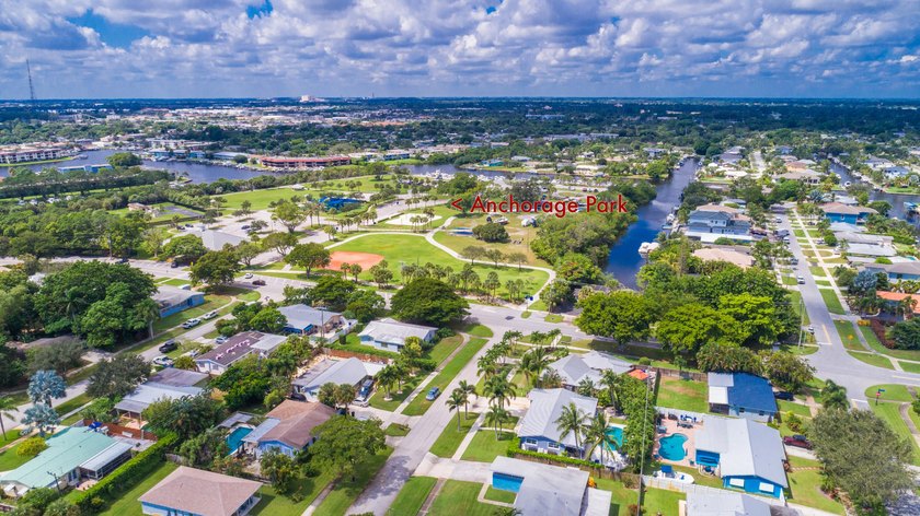 The perfect Handy-man special with a 10,000 sqft lot. Amazing - photo 23