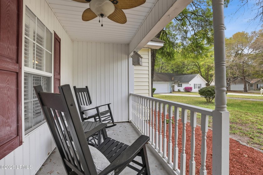Welcome to 9 Wellena Court! Tucked away on a quiet cul-de-sac - photo 4