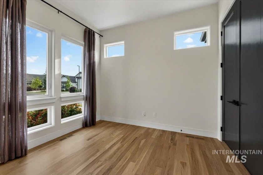 Better than new in coveted Dry Creek Ranch, this impeccably - photo 5
