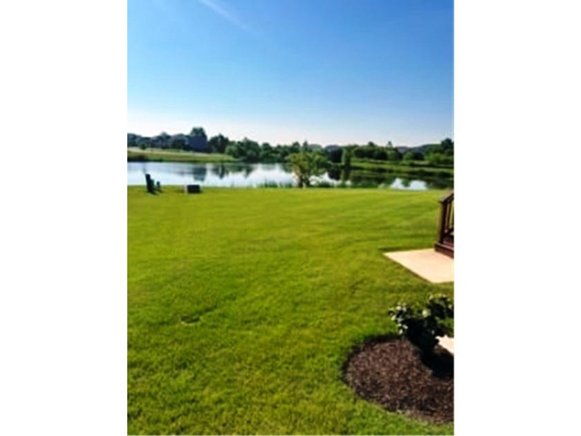 Welcome home to this beautifully maintained 3-bedroom, 2.5-bath - photo 3