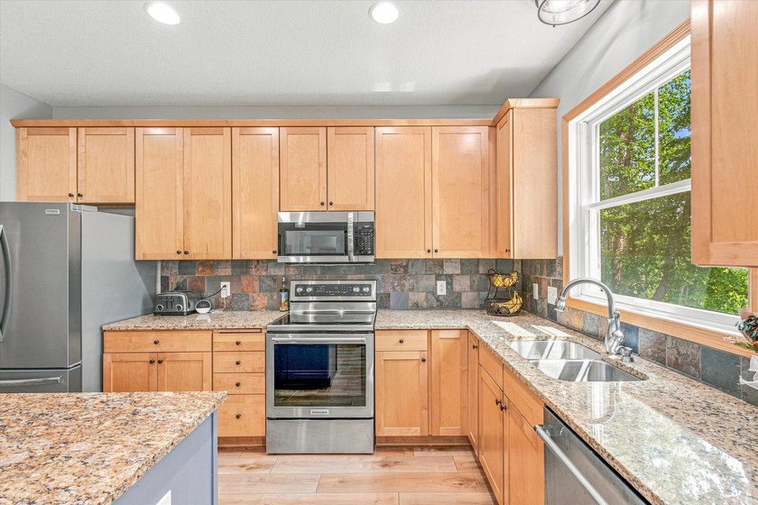 Welcome to this charming 4-bedroom, 4-bathroom home located on a - photo 16
