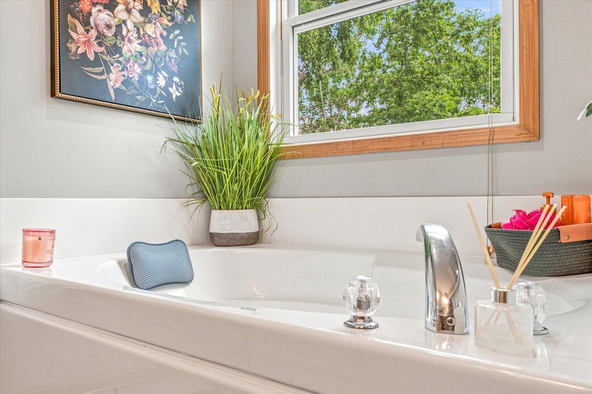 Welcome to this charming 4-bedroom, 4-bathroom home located on a - photo 27