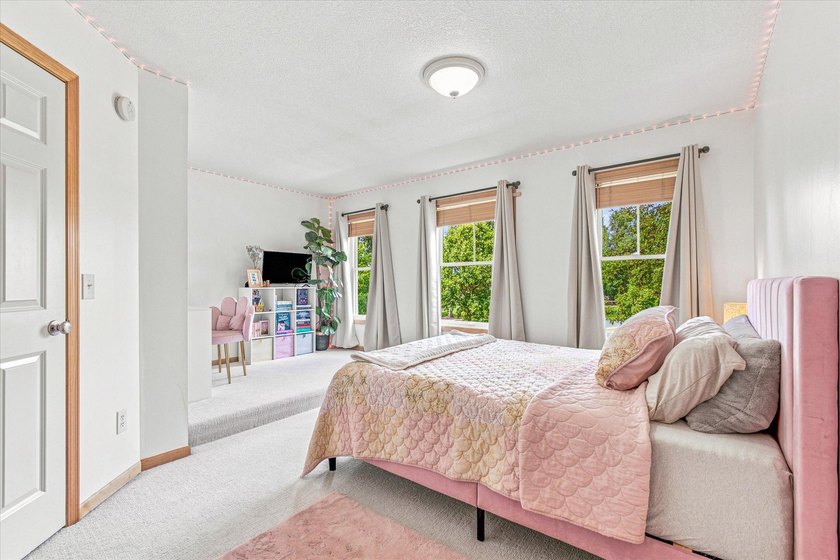 Welcome to this charming 4-bedroom, 4-bathroom home located on a - photo 32