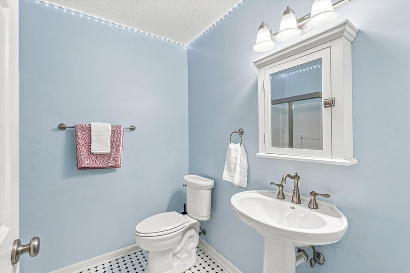 Welcome to this charming 4-bedroom, 4-bathroom home located on a - photo 41
