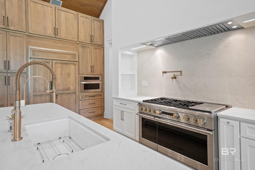 Experience refined luxury in this extraordinary custom estate - photo 22
