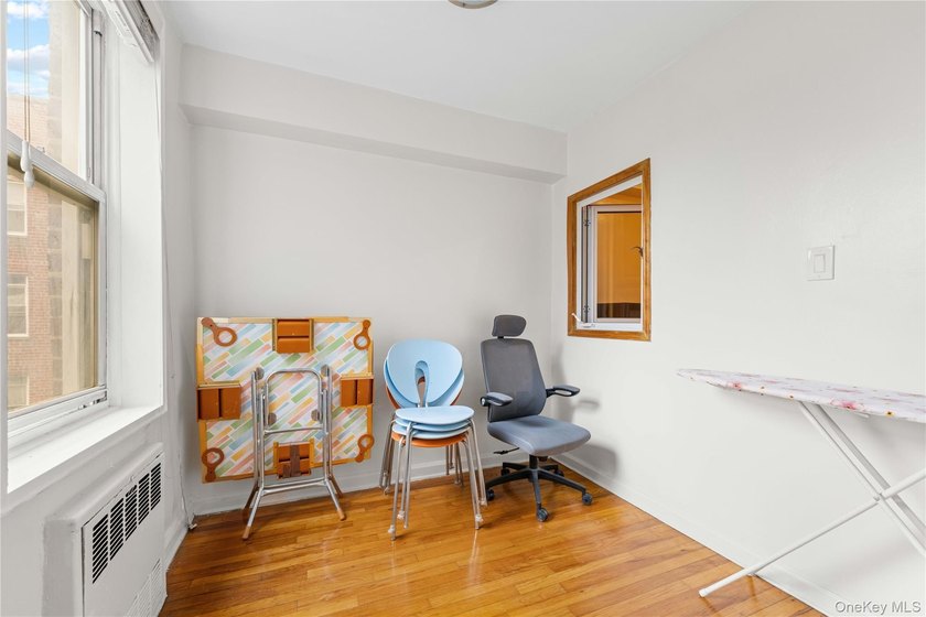 Immaculate and spacious 800 SF Junior 4 co-op residence in the - photo 4