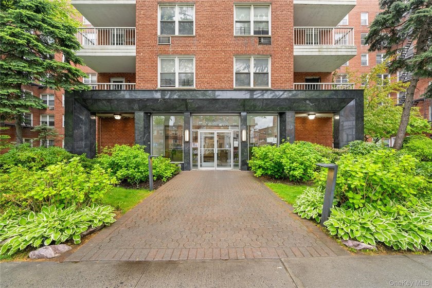 Immaculate and spacious 800 SF Junior 4 co-op residence in the - photo 9