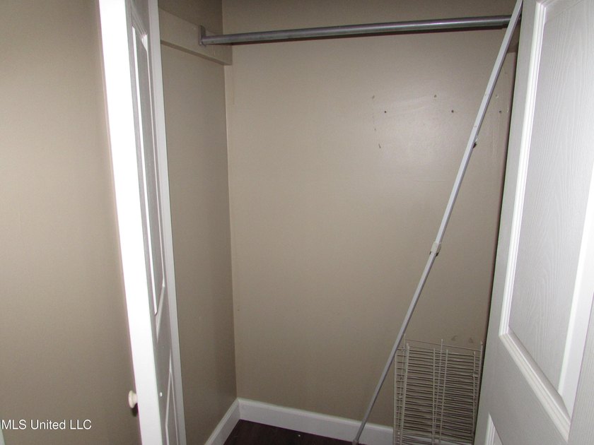 Tri Level Townhome near Pass Rd and Courthouse Rd. Single car - photo 14