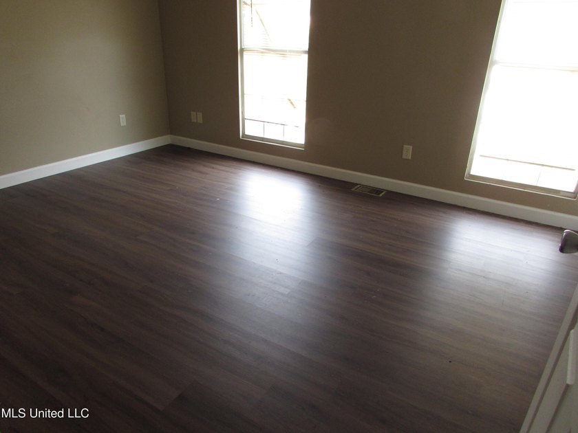 Tri Level Townhome near Pass Rd and Courthouse Rd. Single car - photo 16