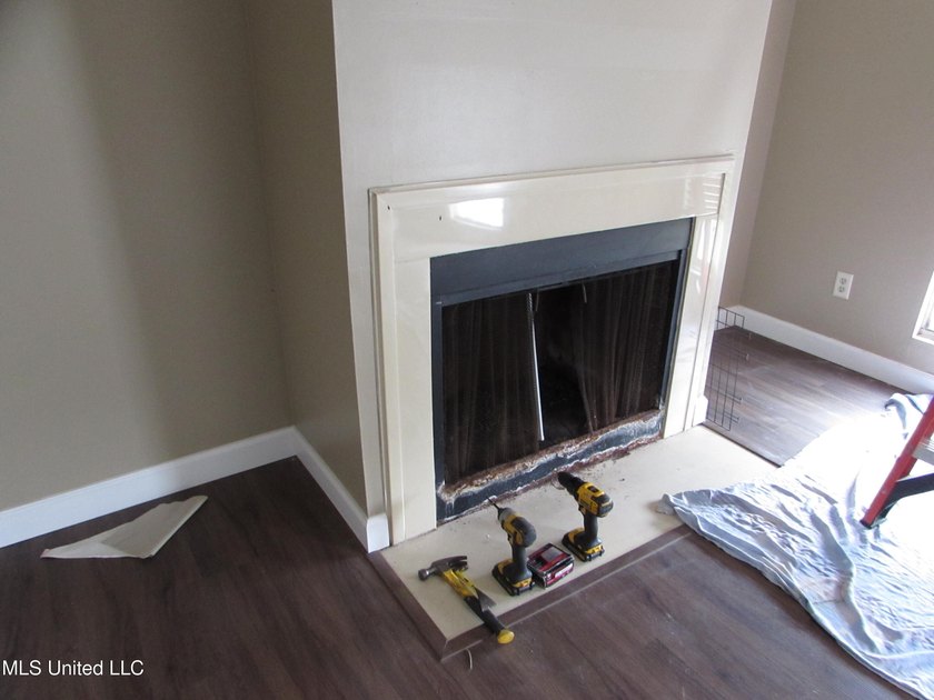Tri Level Townhome near Pass Rd and Courthouse Rd. Single car - photo 18