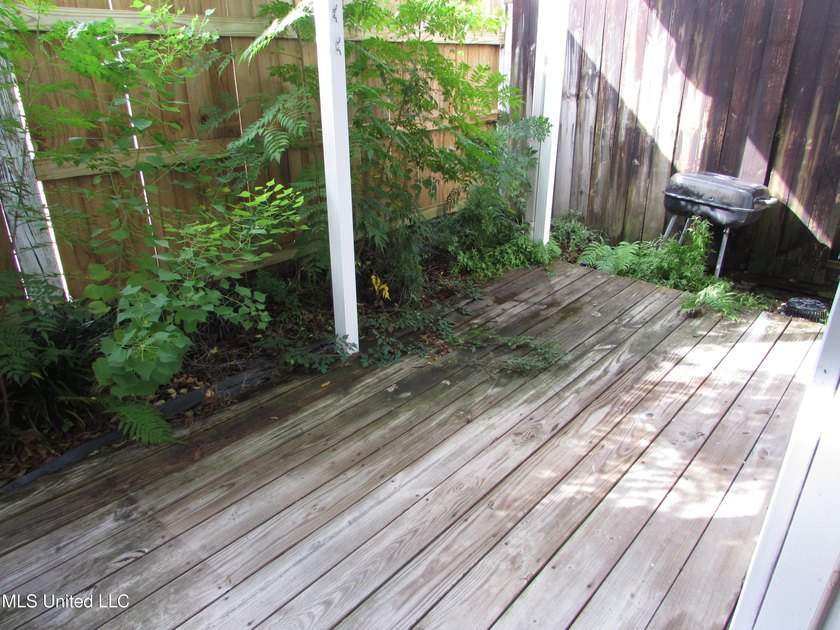 Tri Level Townhome near Pass Rd and Courthouse Rd. Single car - photo 19