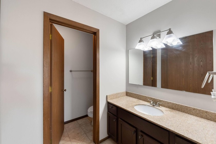 Welcome to this bright and inviting 2 bed, 2 bath, third-floor - photo 21