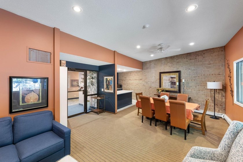 Welcome to this bright and inviting 2 bed, 2 bath, third-floor - photo 29