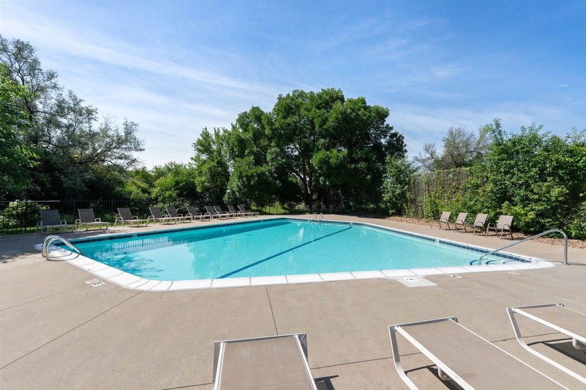 Welcome to this bright and inviting 2 bed, 2 bath, third-floor - photo 30