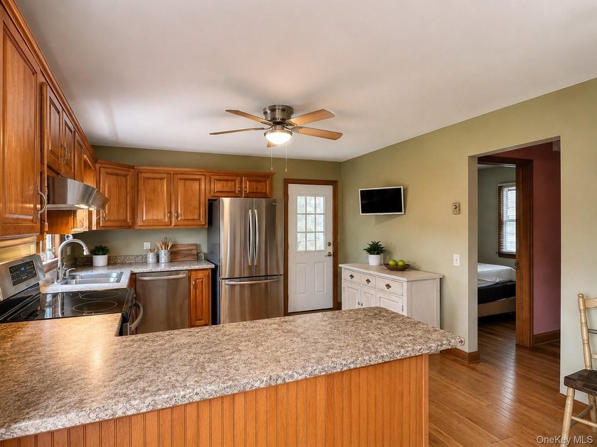 Spacious, 5 bedroom, 2 bath colonial in the Newport Beach - photo 9