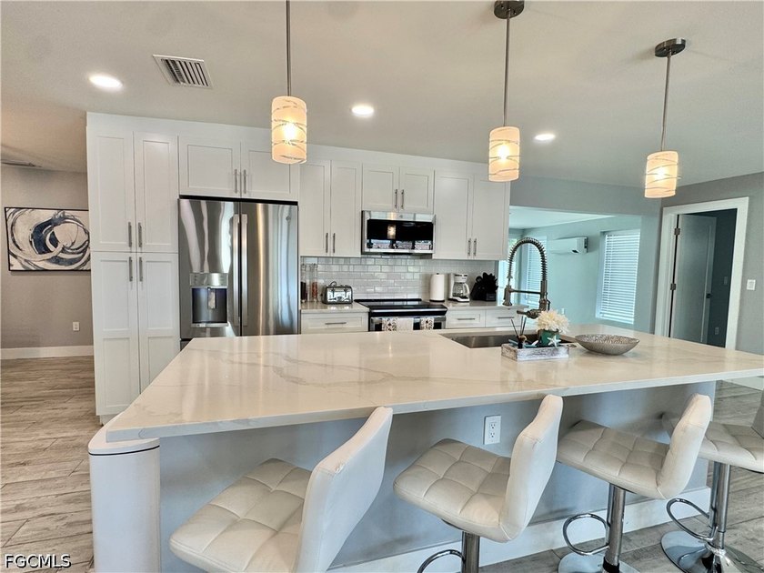 FULLY FURNISHED, NEWLY REMODELED, HIGH DEMAND VACATION RENTAL, 3 - photo 22