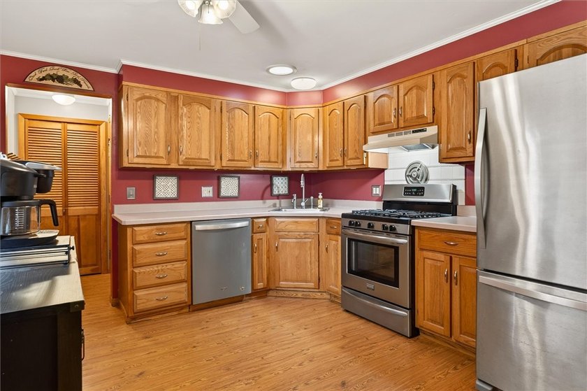 Welcome home to this spacious 3-bedroom, 1.5-bath split-level - photo 12