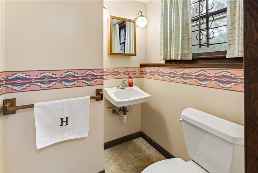 Welcome home to this spacious 3-bedroom, 1.5-bath split-level - photo 34