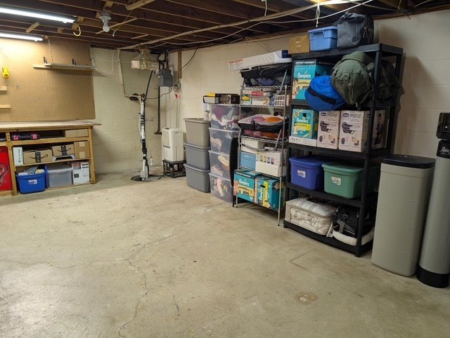 Welcome home to this spacious 3-bedroom, 1.5-bath split-level - photo 42