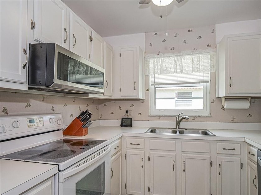 Immaculate 2nd-floor end unit featuring the highly desirable *B* - photo 6