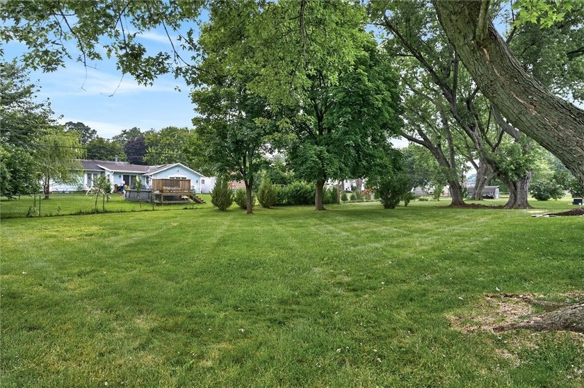 Welcome home to this spacious 3-bedroom, 1.5-bath split-level - photo 48