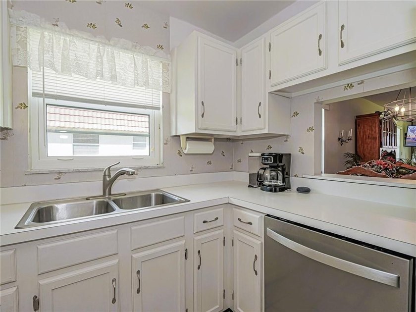 Immaculate 2nd-floor end unit featuring the highly desirable *B* - photo 8