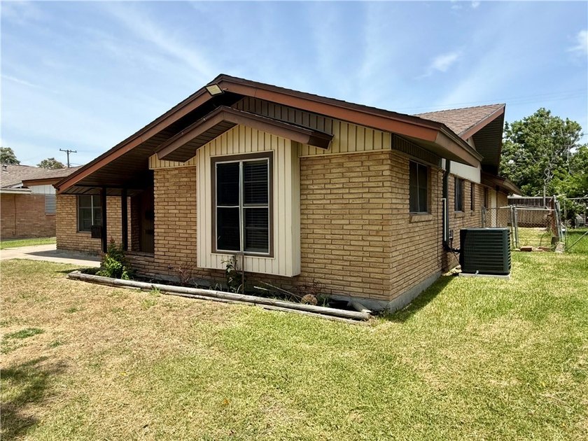 Welcome to this conveniently located 3-bedroom, 2-bath home - photo 14